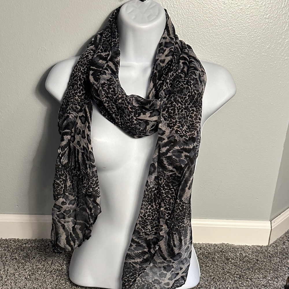 Elegant Leopard Print Scarf